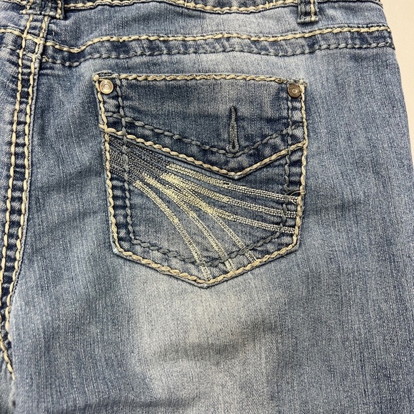 Almost Famous Women Junior’s Light Medium Wash Denim Ankle Jeans Size 15 X 24’ - Picture 4 of 7